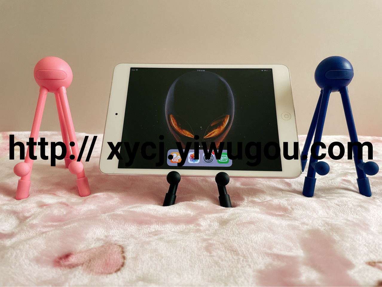 Body wash bottle hanging rack, shampoo hand sanitizer, bathroom storage, bathroom shelf, wall-mounted, traceless hook Application Scenario