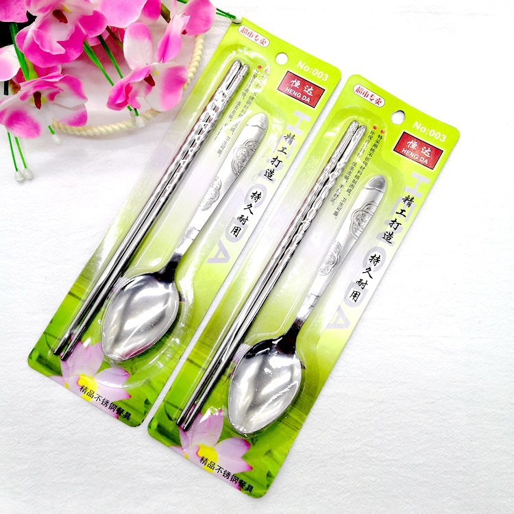 We are in stock and offer a two-piece set of stainless steel tableware, including chopsticks and spoons, for two yuan. Wholesale from street vendors