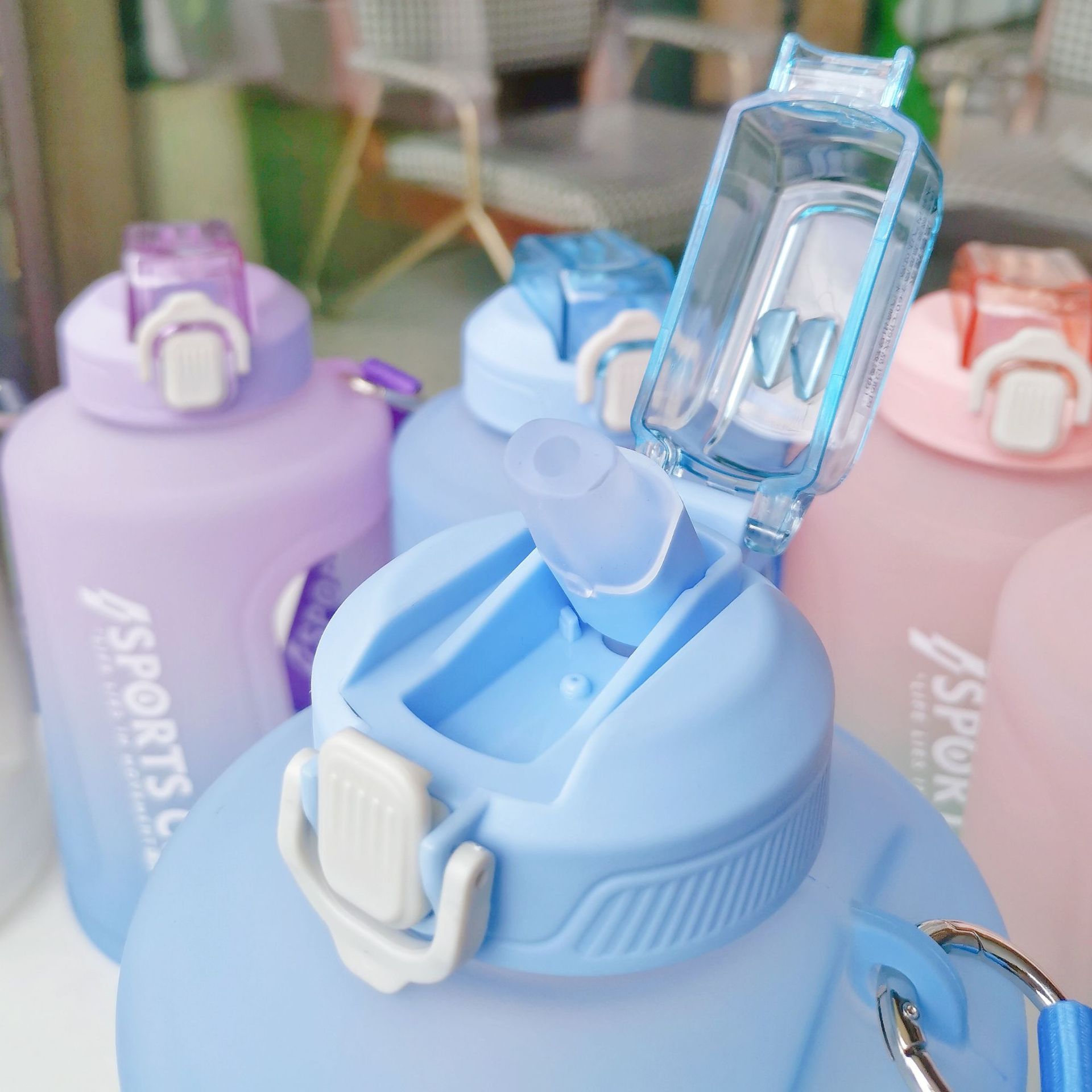 M5-8025 Large capacity ton-ton bucket gradient color sports cup, portable spring lid with straw cup, Amazon Application Scenario