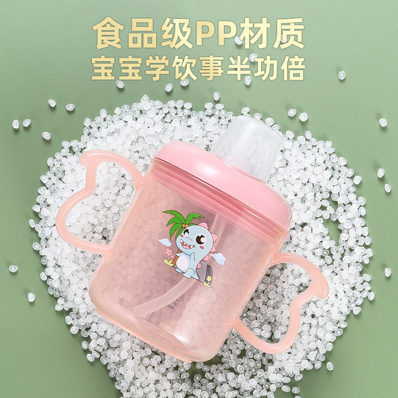Дети-водяные дети учатся пить из чашек с младенцами и младенцами details Picture