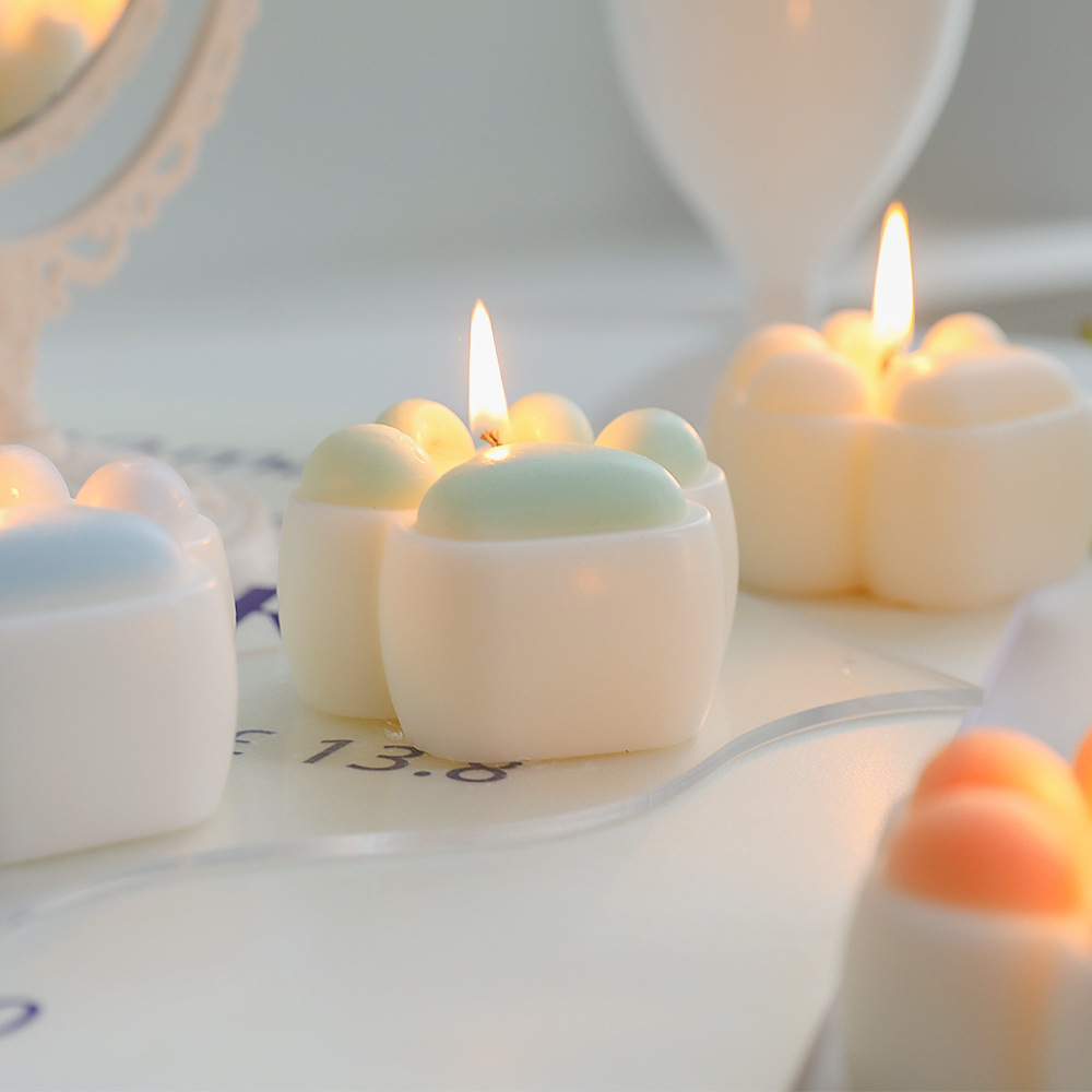 Aromatherapy candles in an ins style with little cat paw wax Application Scenario