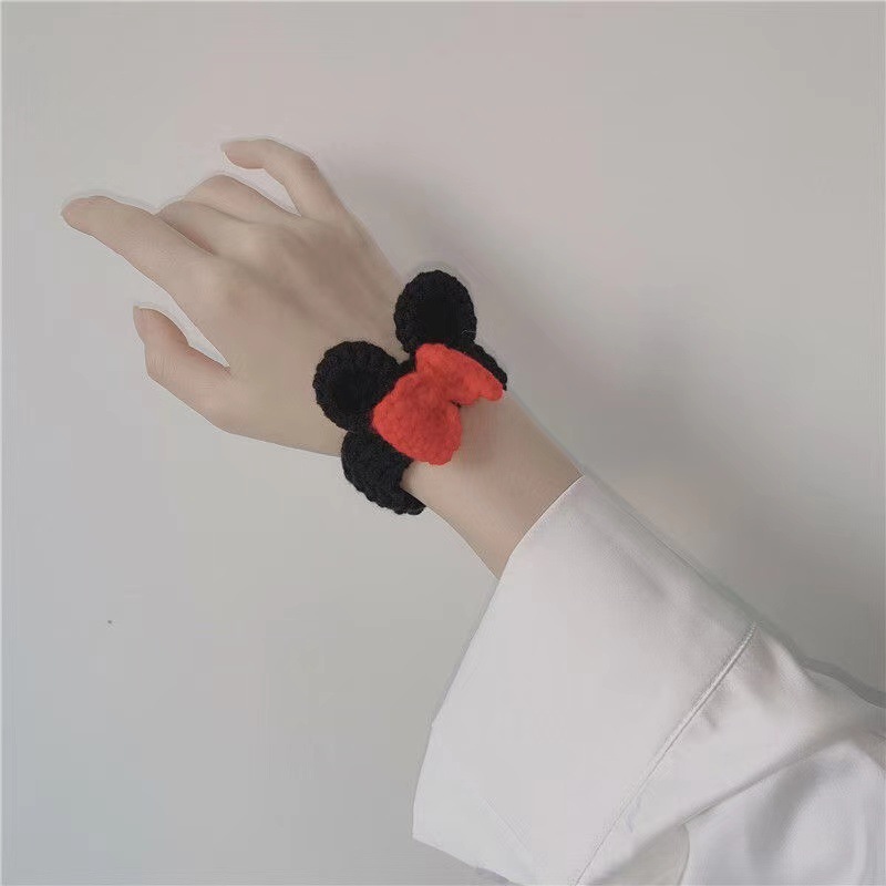 New best-selling cartoon bear bracelet, hand-woven cute rabbit ear bracelet, couple creative gift Application Scenario