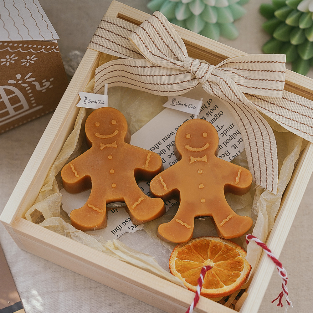 Gingerbread man scented candle details Picture