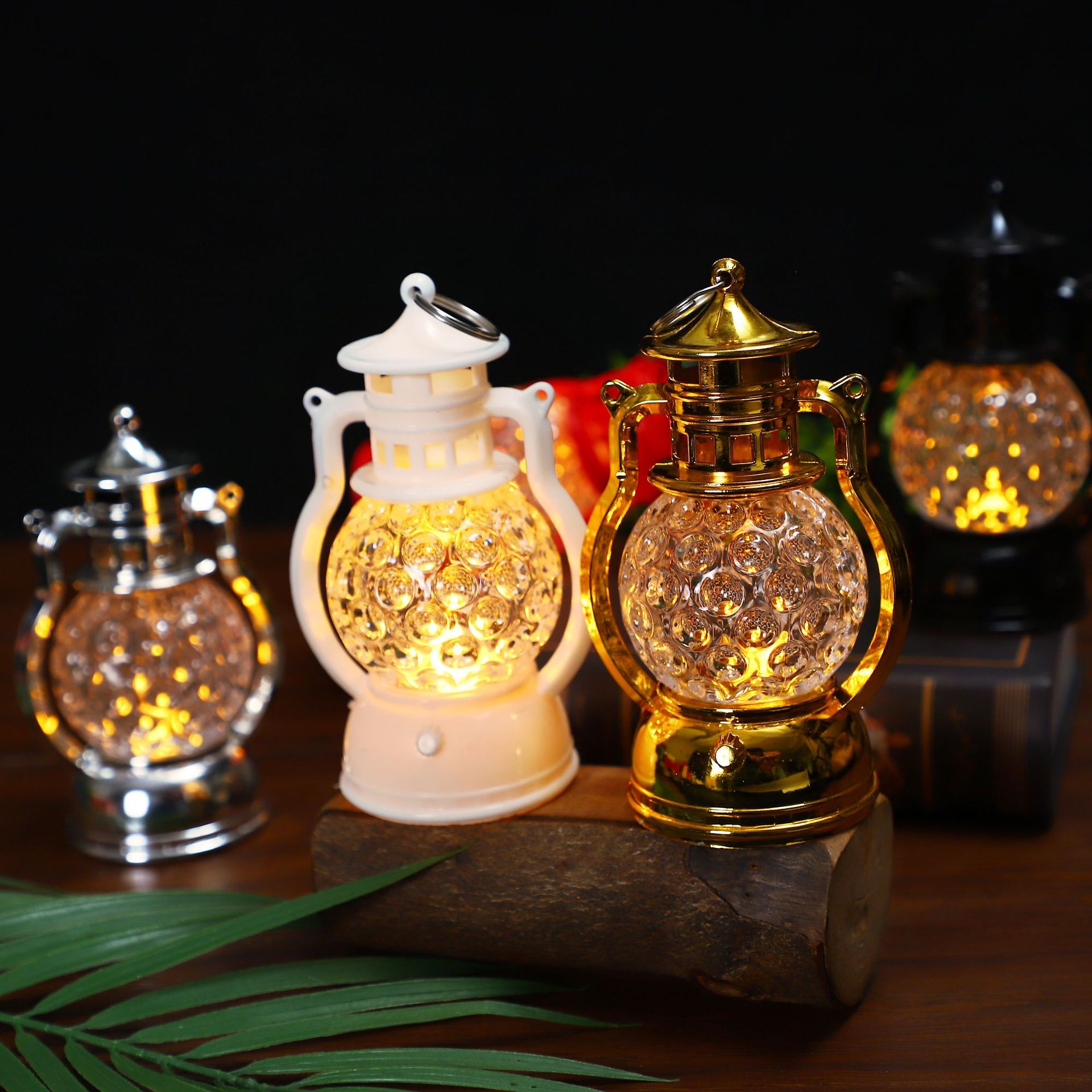 New led small wind lamp, retro small oil lamp, Christmas decorative wind lamp ornament, honeycomb small wind lamp, plastic
