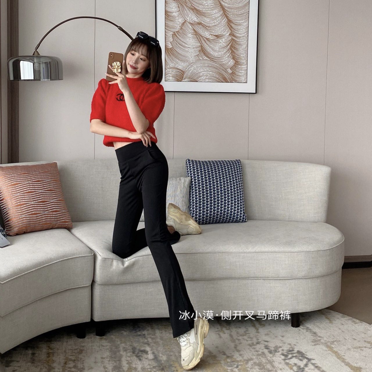 The 2022 new black side-slit horseshoe pants feature a tall, elongated design with a niche, high-waisted, tight-fitting look that accentuates women Specification image