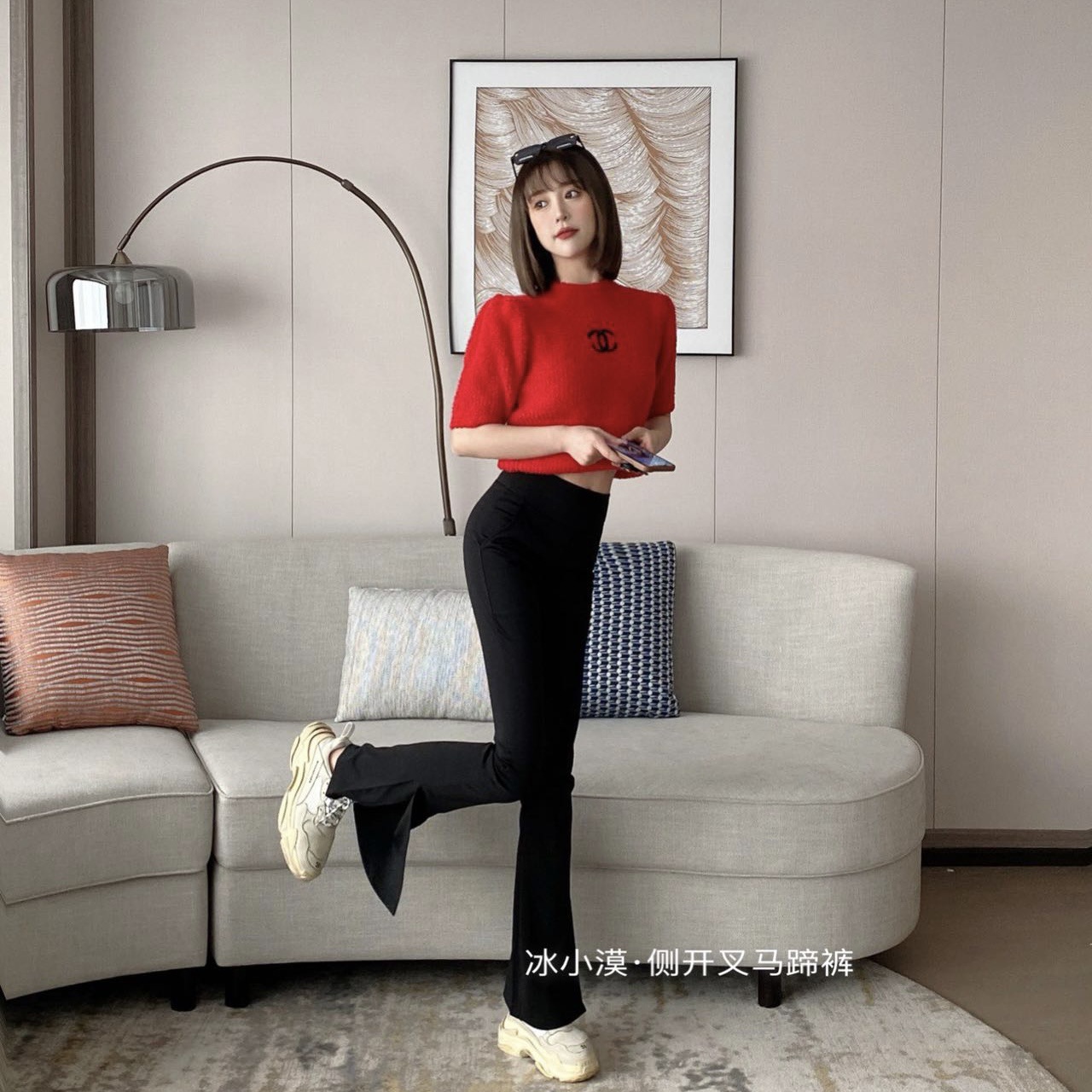 The 2022 new black side-slit horseshoe pants feature a tall, elongated design with a niche, high-waisted, tight-fitting look that accentuates women Application Scenario