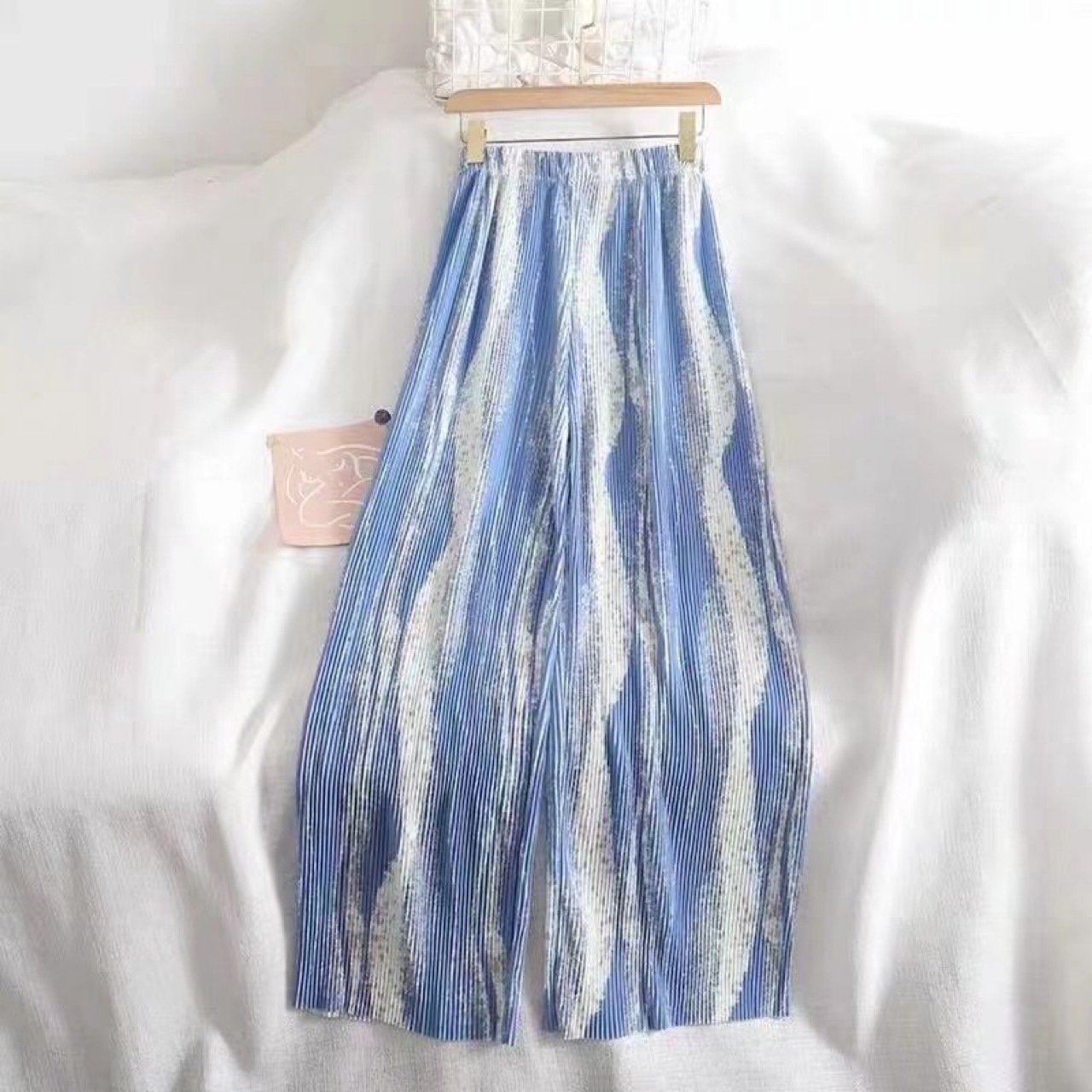 Korean-style loose floor-length pants with a water ripple ripple effect, stretched-waist casual organ pants, high-waist pleated wide-leg pants Application Scenario