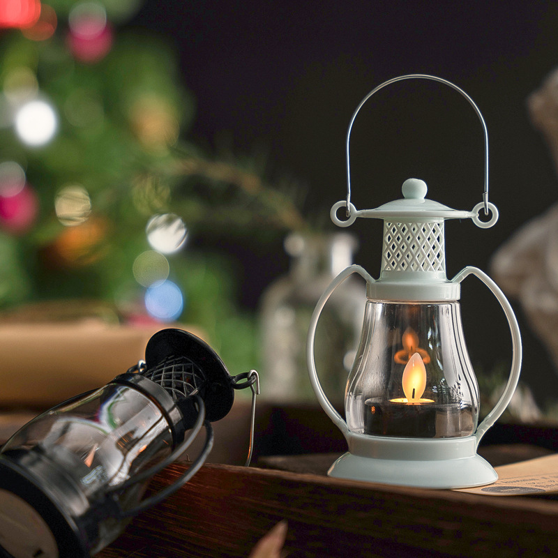 Christmas retro illuminated small wind lanterns, electronic candles, small horse lanterns, Halloween oil lanterns, scene decoration and arrangement Application Scenario