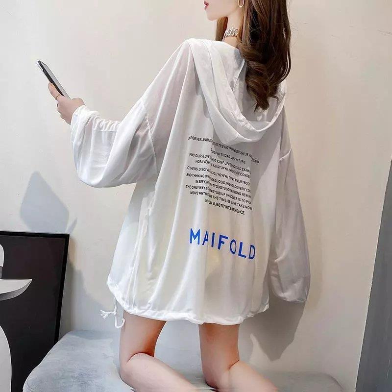 A thin summer sun-protective jacket for women, paired with a short ice-silk top, is a loose Korean-style sun-protective clothing that is versatile for students
