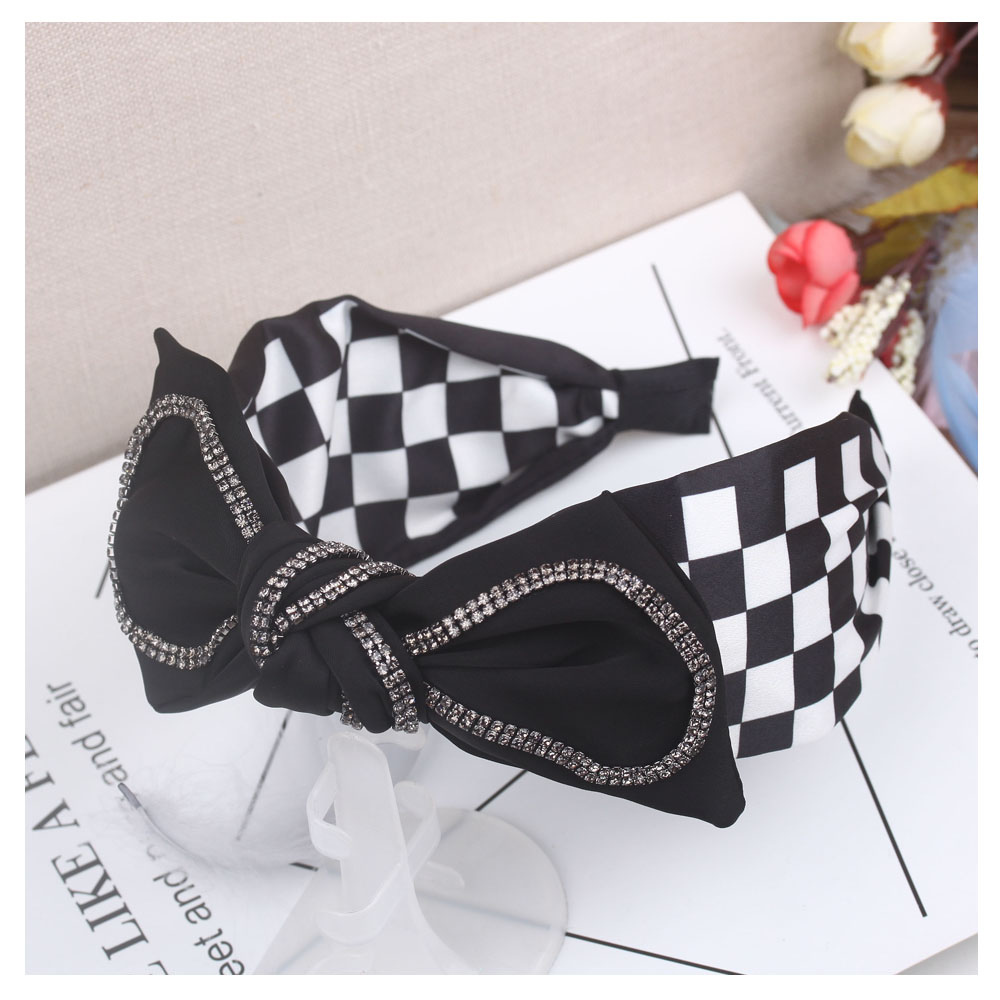 Wholesale of accessories: Asymmetrical bow wide-edge hair bands for women, Korean Internet celebrity hair clips, simple and versatile hair accessories headbands Application Scenario