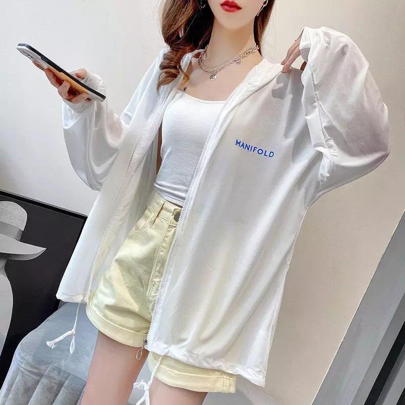 A thin summer sun-protective jacket for women, paired with a short ice-silk top, is a loose Korean-style sun-protective clothing that is versatile for students Application Scenario