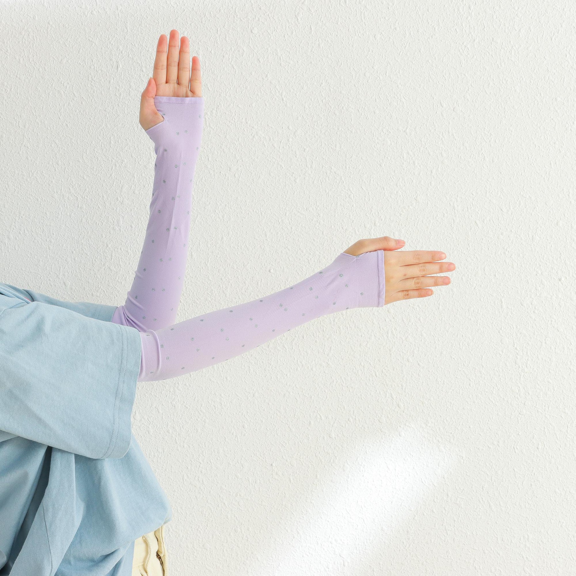 Summer polka dot sun protection sleeves for women and men, UV ice silk arm guards, arm sleeves, thin gloves for driving Application Scenario