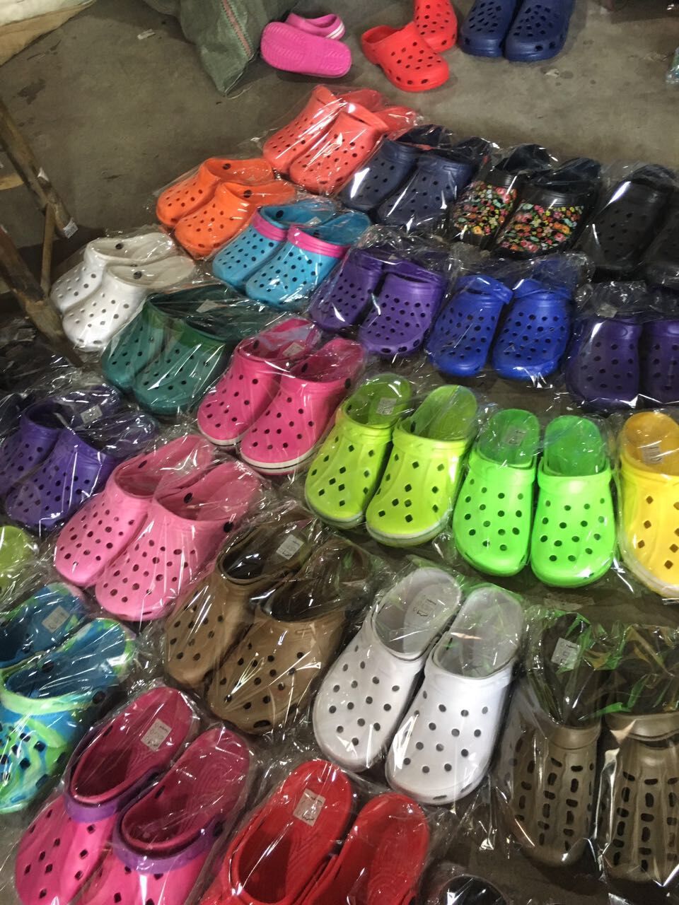 Factory wholesale inventory miscellaneous garden garden shoes lovers Baotou hole hole shoes cover sandals beach slippers night market