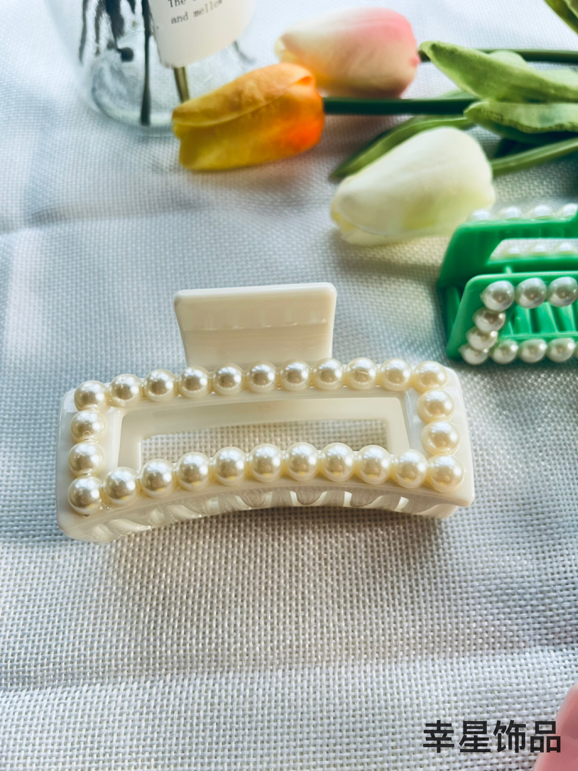 YAJA's large shark clip, pearl grab clip, back head plate, side hair clip, a new trendy hair accessory for going out to wash your face Item Picture