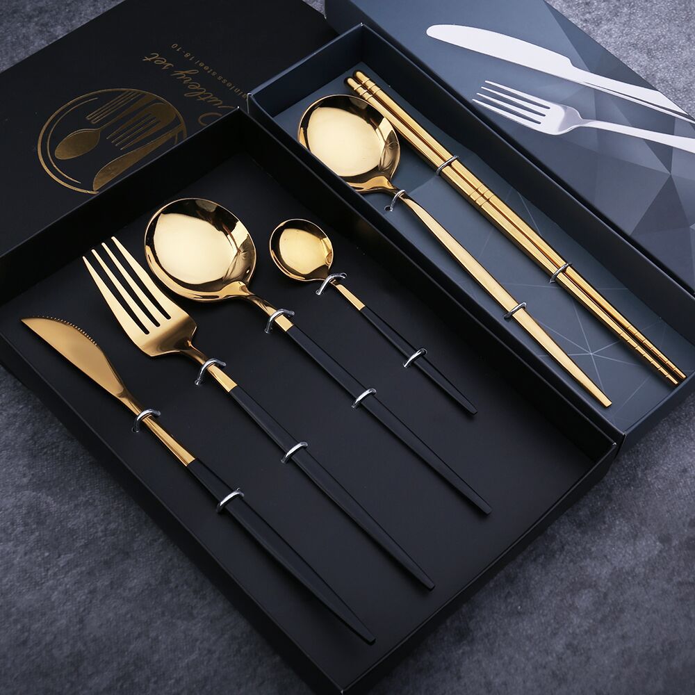 Stainless steel knife, fork and spoon four-piece set, golden Western steak knife and fork gift tableware, Portuguese tableware set, knife, fork and spoon set gift box, Western food set, steak knife, spoon and fork, dessert spoon Application Scenario