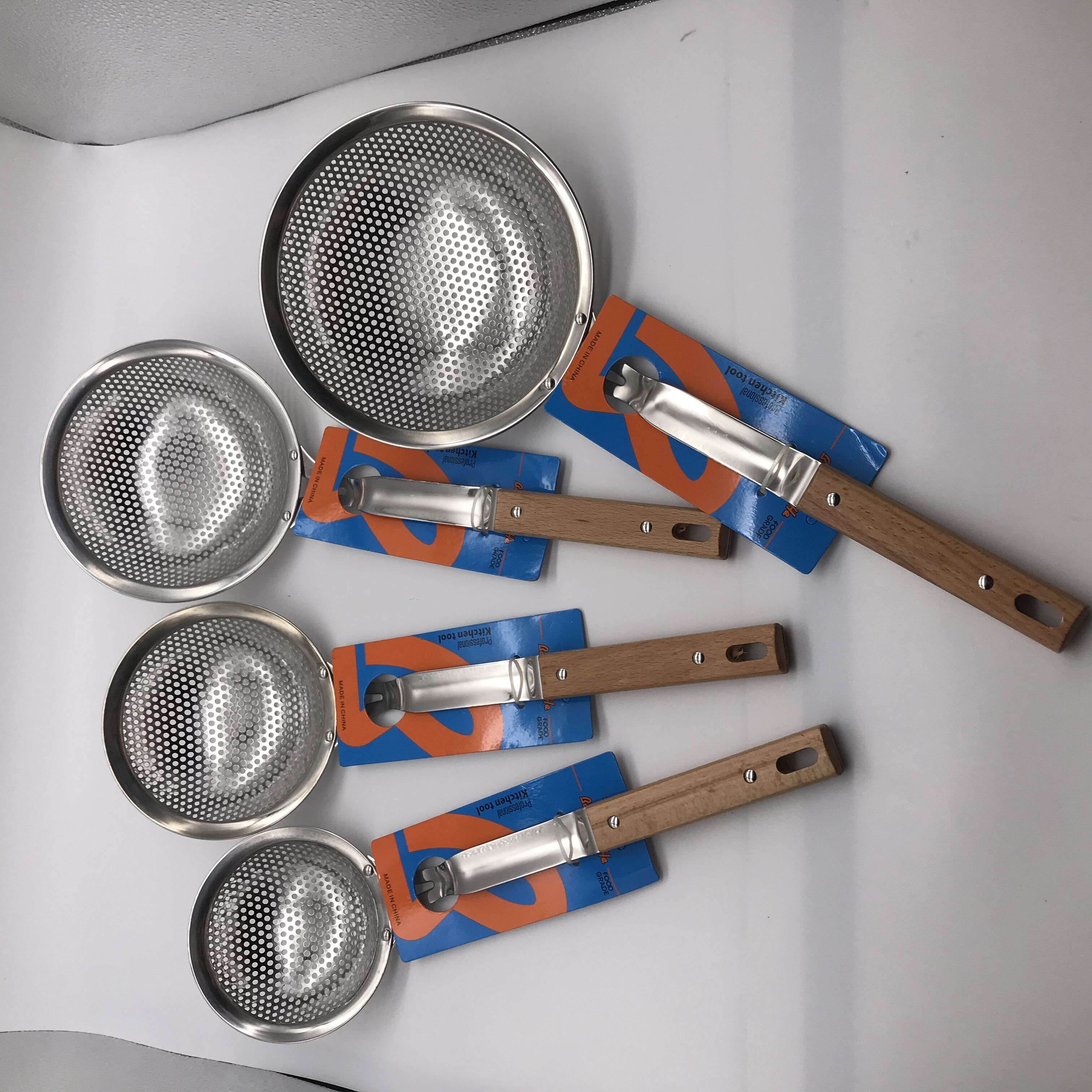 Stainless steel deep colander with wood handle 3 cm punch thumbnail