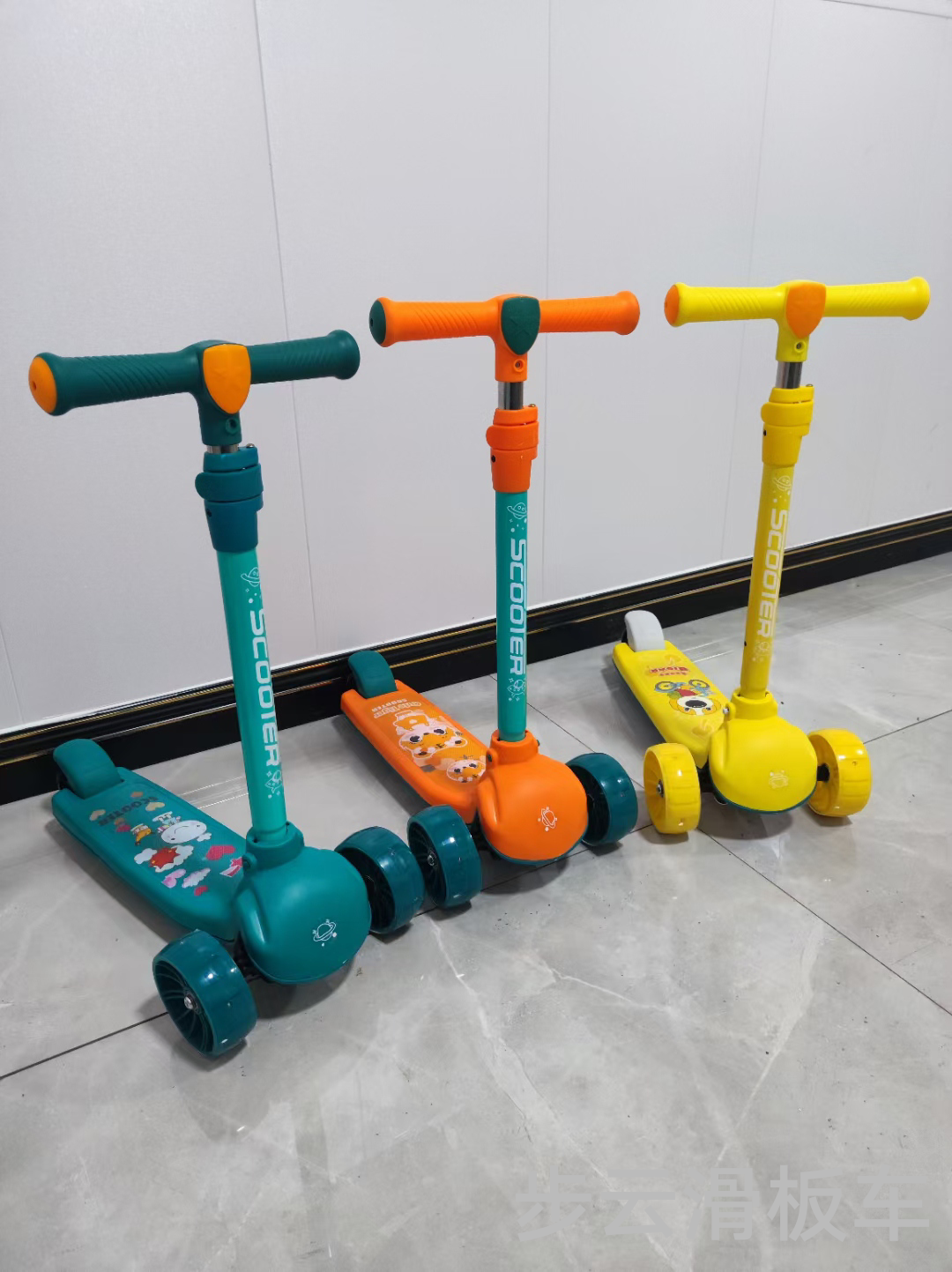 The 2022 new children's height car of Buyun features pu wheels with light strips and music, and the height of the large wheels