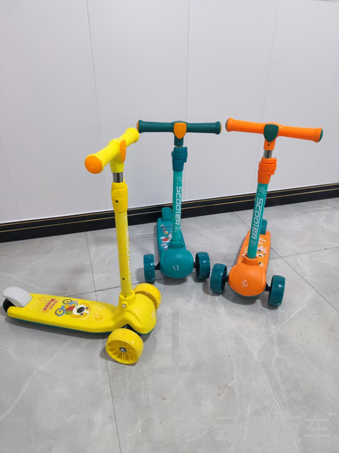 The 2022 new children's height car of Buyun features pu wheels with light strips and music, and the height of the large wheels details Picture