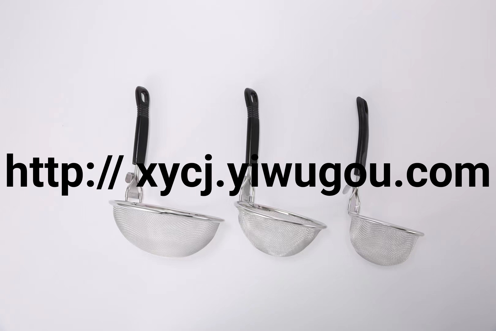 Wholesale of kitchenware, oil-blocking, durable, fine-mesh, small-sized straight handle stainless steel strainers for hot pot oil residue Application Scenario