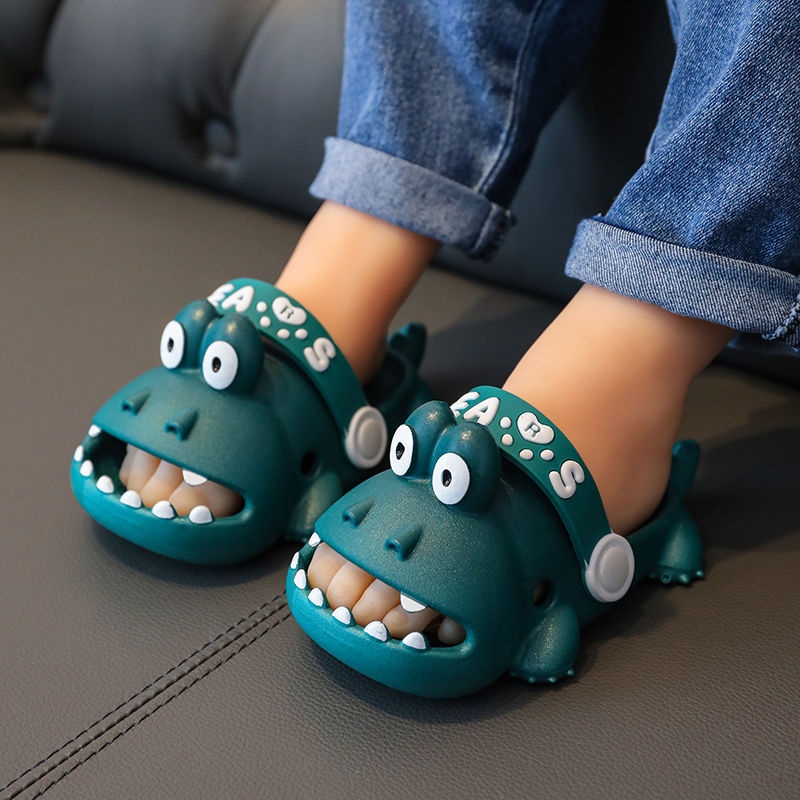 Direct sales from the manufacturer of 2022 new summer children's slippers, cartoon soft-soled indoor anti-slip slippers for boys, girls and babies full figure