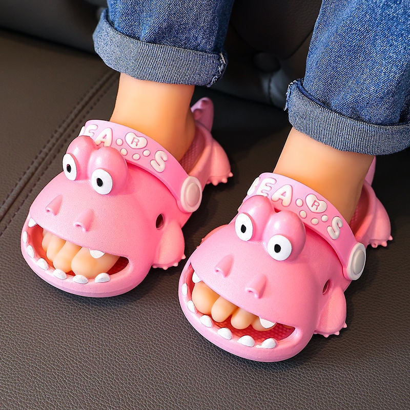 Direct sales from the manufacturer of 2022 new summer children's slippers, cartoon soft-soled indoor anti-slip slippers for boys, girls and babies Application Scenario