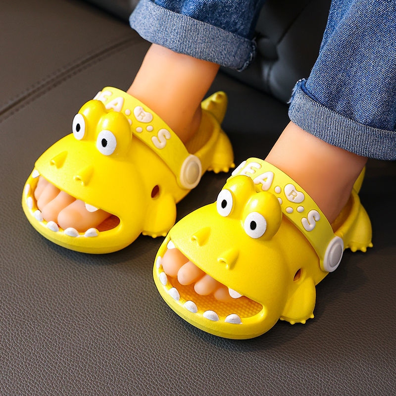 Direct sales from the manufacturer of 2022 new summer children's slippers, cartoon soft-soled indoor anti-slip slippers for boys, girls and babies Item Picture