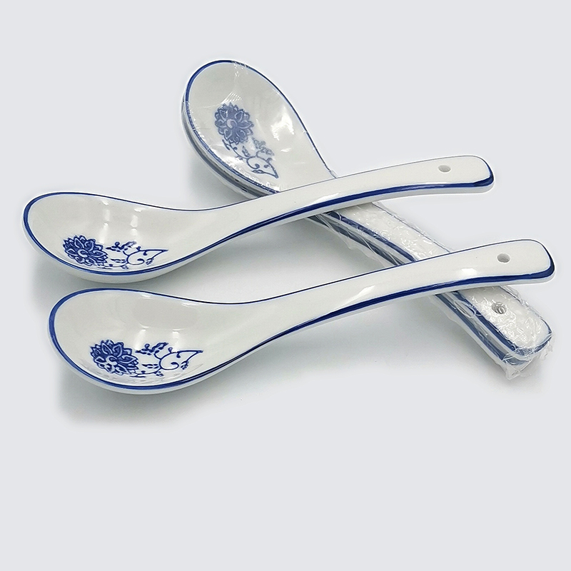 N2344 Two 17 blue and white ceramic spoons, household spoons, kitchenware, tableware spoons, porridge spoons, creative spoons, spoons Application Scenario