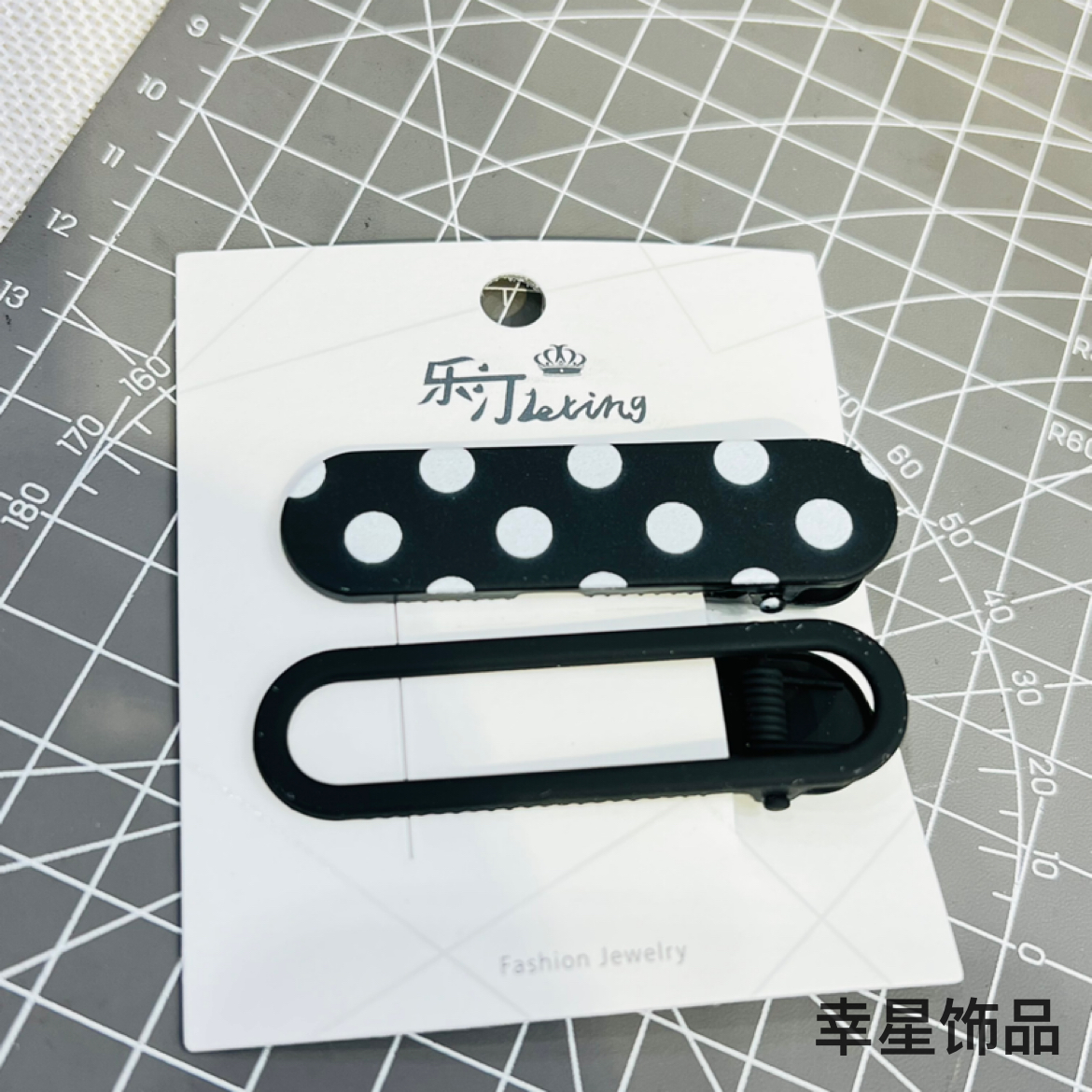 YAJA's elegant hair clip, simple checkerboard pattern girl clip, side seamless bangs clip, magic tool, broken hair clip, hairpin Application Scenario