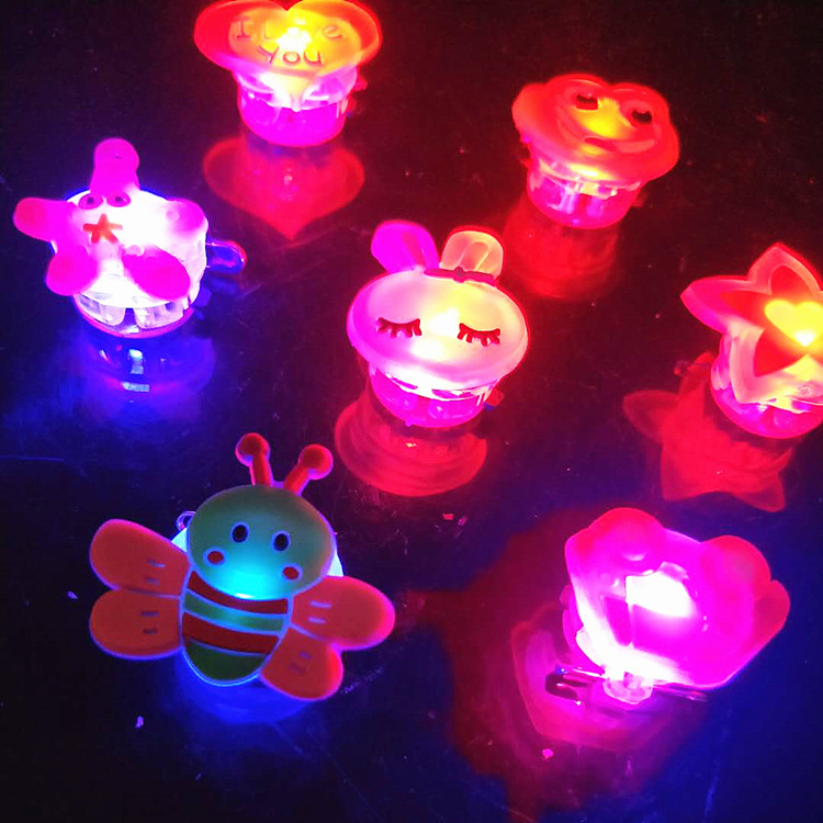 儿童闪光发光卡通胸针 LED卡通胸针 荧光炫彩胸针 发光胸针批发