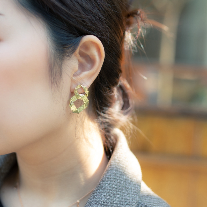 Xuping Jewelry's new S925 silver needle earrings from Europe and America feature a fashionable design with a square brushed style and a unique, cold look Specification image