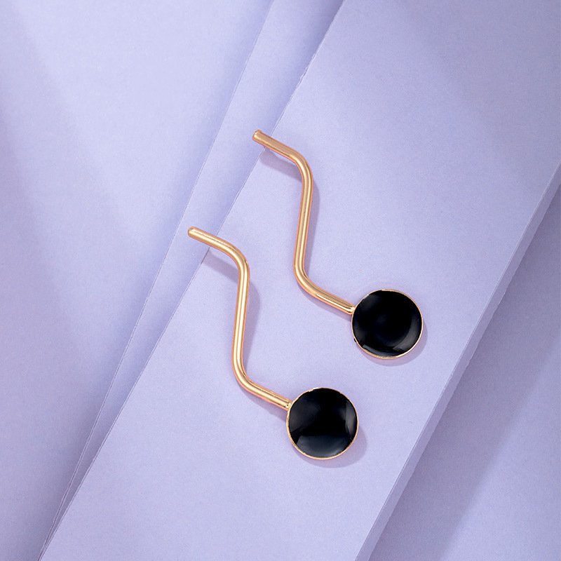 Xuping Factory processes and customizes 18K gold-plated simple circle earrings and cold style European and American earrings based on samples Application Scenario