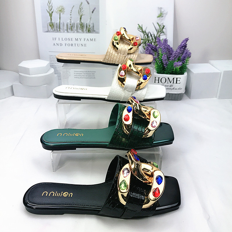 2022 ladies slippers平底女拖鞋一字带大链扣室外女凉拖外贸大码