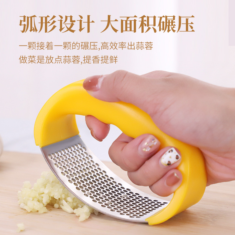 Kitchen circular garlic press, garlic mopping magic tool, stainless steel wristband, garlic mince maker, garlic paste magic tool, Amazon gadget Application Scenario