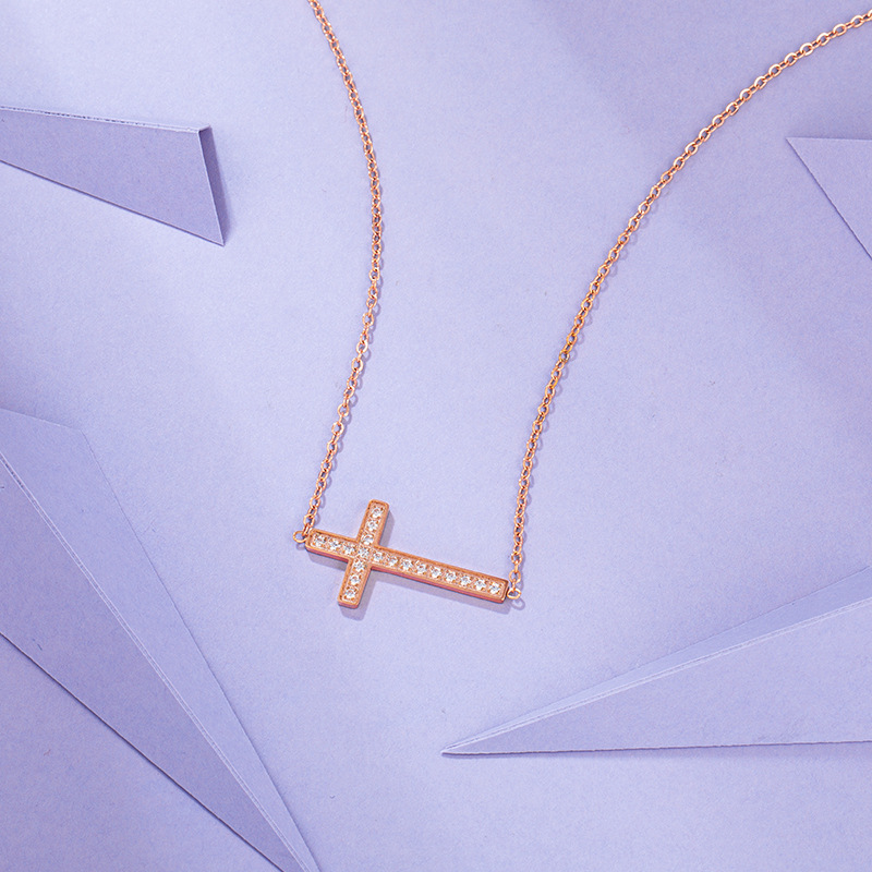 Xuping Jewelry: European and American personalized rose gold-plated synthetic cubic zirconia cross titanium steel necklace for women Application Scenario