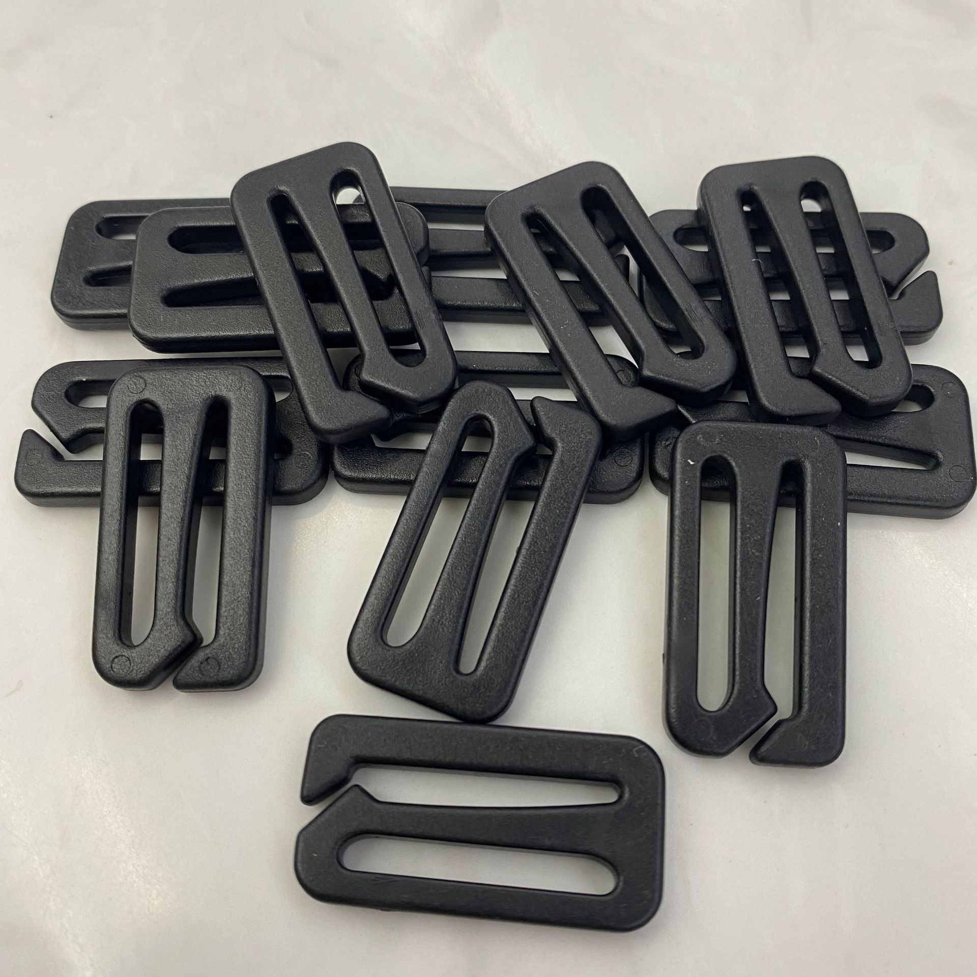1-inch plastic E-shaped buckle trapezoidal buckle luggage accessories, leather goods accessories, handbag computer bag accessories, 6-shaped buckle, 9-shaped buckle