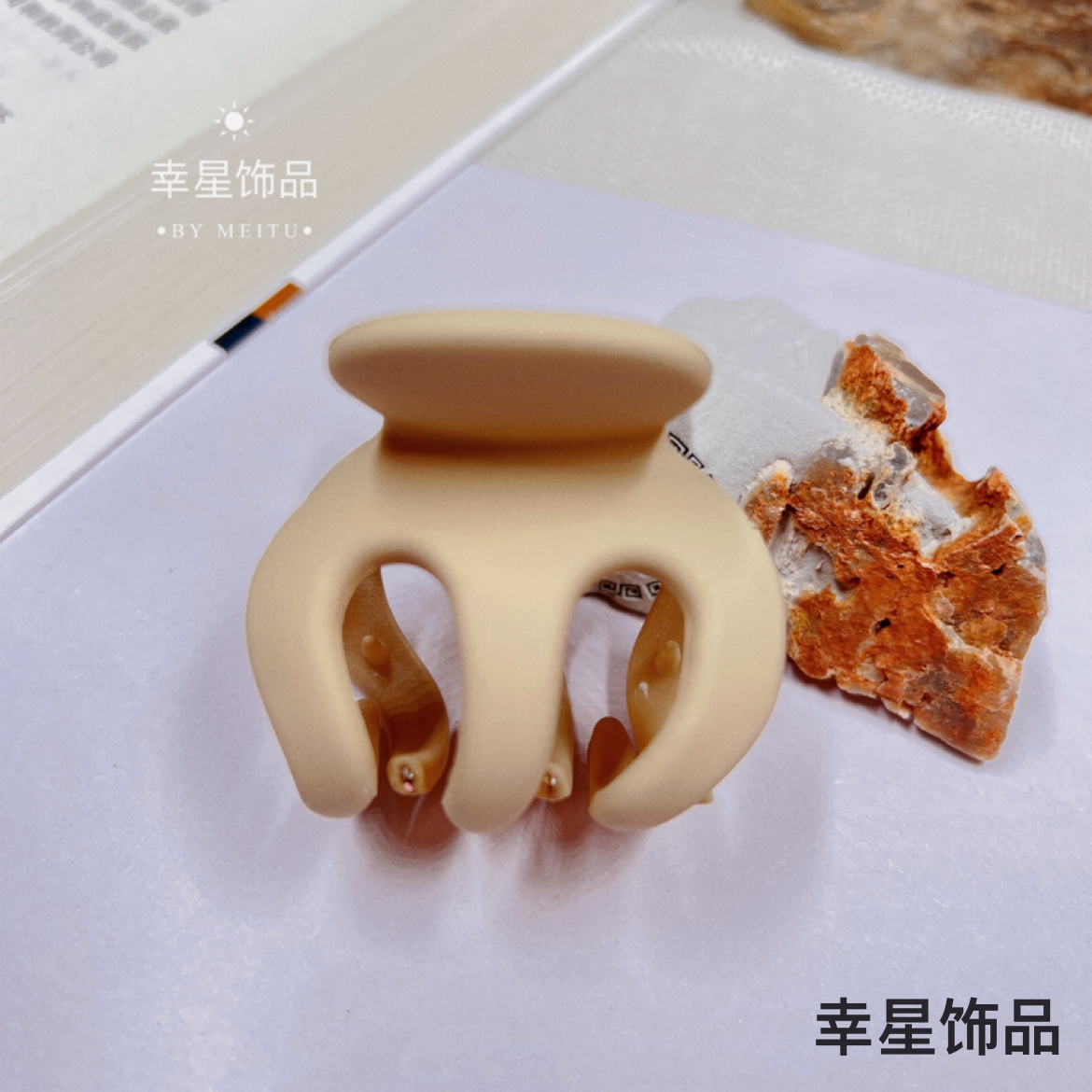 Yong 'ai Jiu Ai Gao ponytail claw Clamp, a must-have for fixing hair, a matte medium-sized hairpin, a shark clip at the back of the head, and a headwear grabber Application Scenario