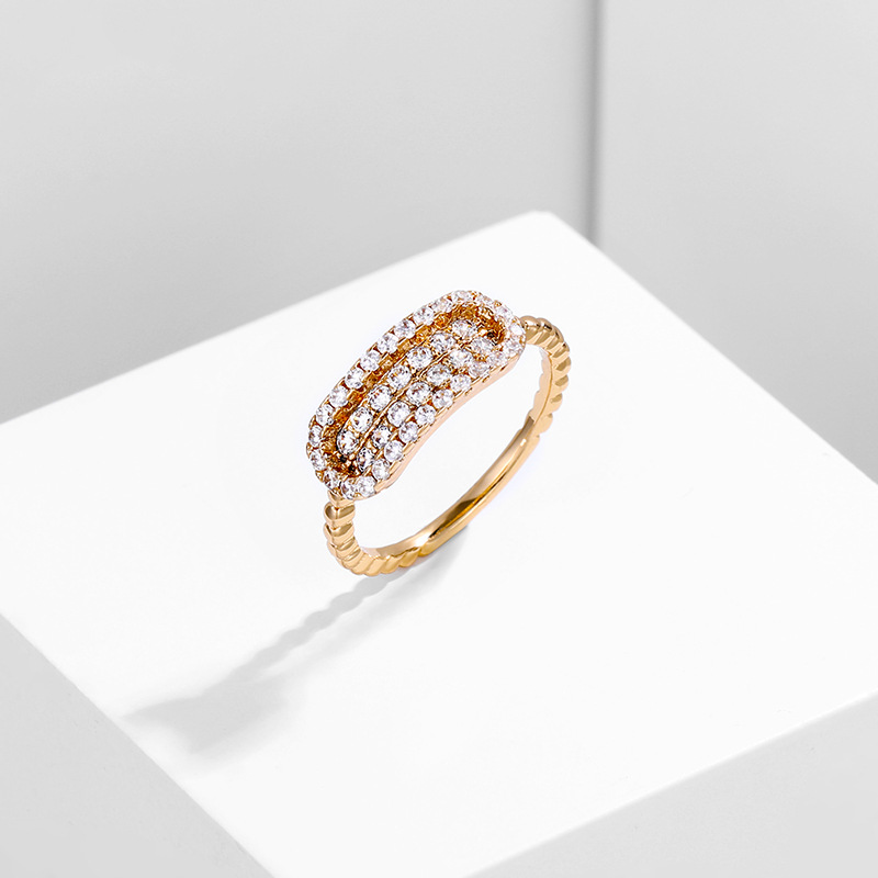 Xu ping joyería chapado 18k oro aleación anillo para mujeres de alto nivel sentido nicho diseño de europa y américa anillo de moda al por mayor para mujeres details Picture