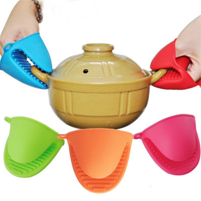 Thickened kitchen heat insulation clamps, silicone heat insulation gloves, high-temperature resistant clay pot scald clamps, special for baking ovens and microwave ovens Application Scenario