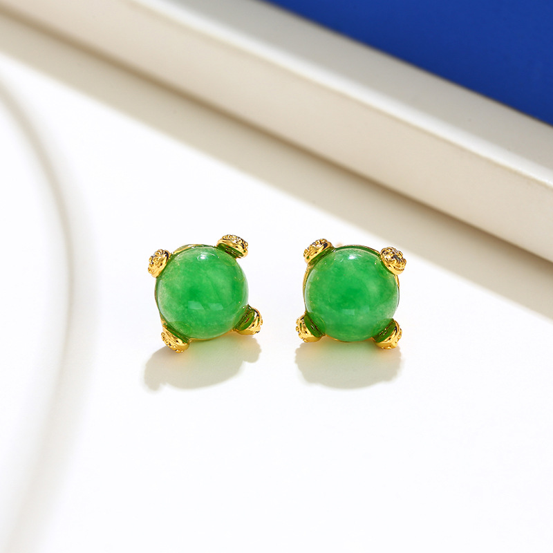 Xuping Jewelry offers high-quality wholesale of artificial Malay jade green small stud earrings, European and American fashionable retro earrings and earrings Application Scenario