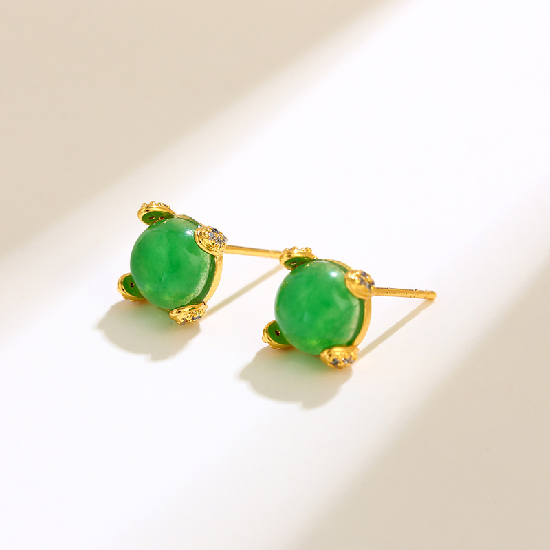 Xuping Jewelry offers high-quality wholesale of artificial Malay jade green small stud earrings, European and American fashionable retro earrings and earrings details Picture