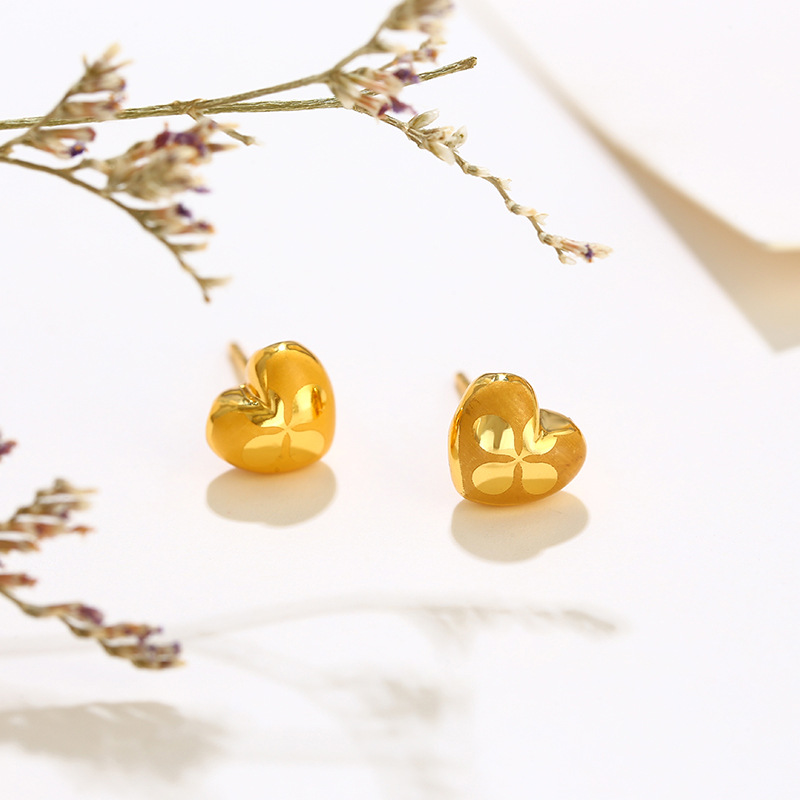 Xuping Jewelry alloy four-leaf clover heart-shaped earrings, high-end, niche and elegant earrings, simple heart-shaped earrings wholesale Application Scenario