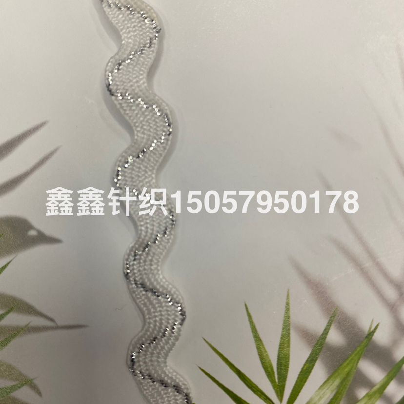 The width of the silver wave-patterned polypropylene material is 0.8 centimeters