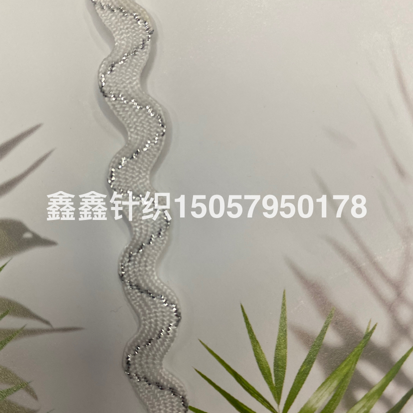 The width of the silver wave-patterned polypropylene material is 0.8 centimeters details Picture