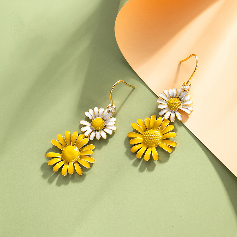 Xuping Jewelry's summer simple and trendy style earrings, small Daisy flower elegant stud earrings, high-quality wholesale details Picture