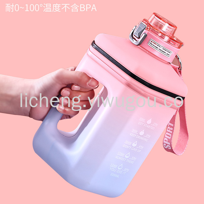 Spray pegamento arco iris cuadrado tipo tonelada tonelada cubo deportes jarra de agua de gran capacidad moda adulto estudiante cordón portátil para hombres y mujeres taza Application Scenario