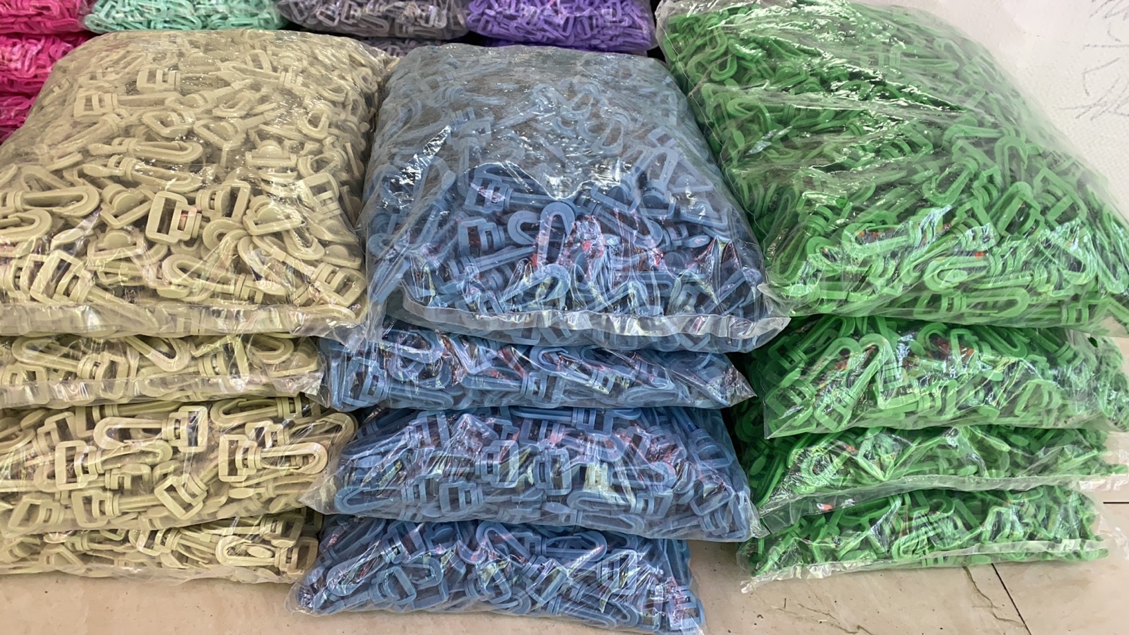 A variety of styles of colored plastic socket luggage accessories can be made according to color samples. Luggage accessories are in stock and will be dispatched quickly Application Scenario