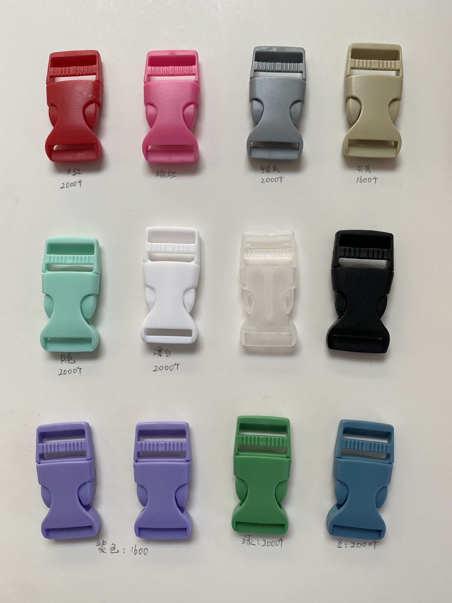A variety of styles of colored plastic socket luggage accessories can be made according to color samples. Luggage accessories are in stock and will be dispatched quickly