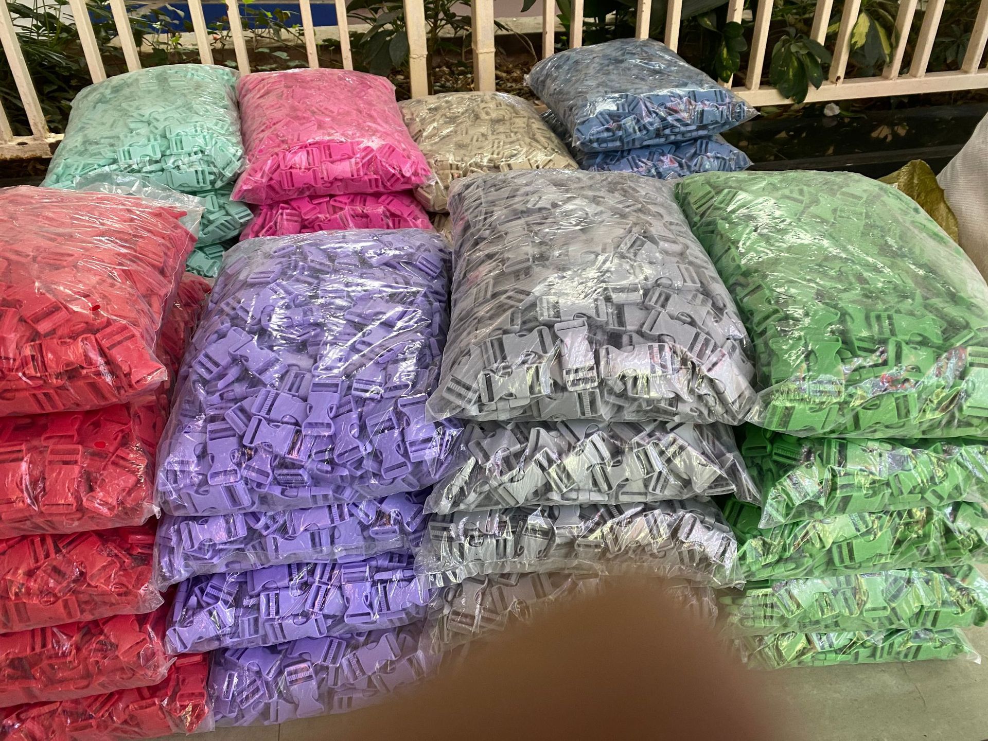 A variety of styles of colored plastic socket luggage accessories can be made according to color samples. Luggage accessories are in stock and will be dispatched quickly details Picture