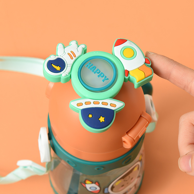Douyin live children's plastic water cup, girls' baby drinking cup with straw, gravity ball, kindergarten baby pot Application Scenario