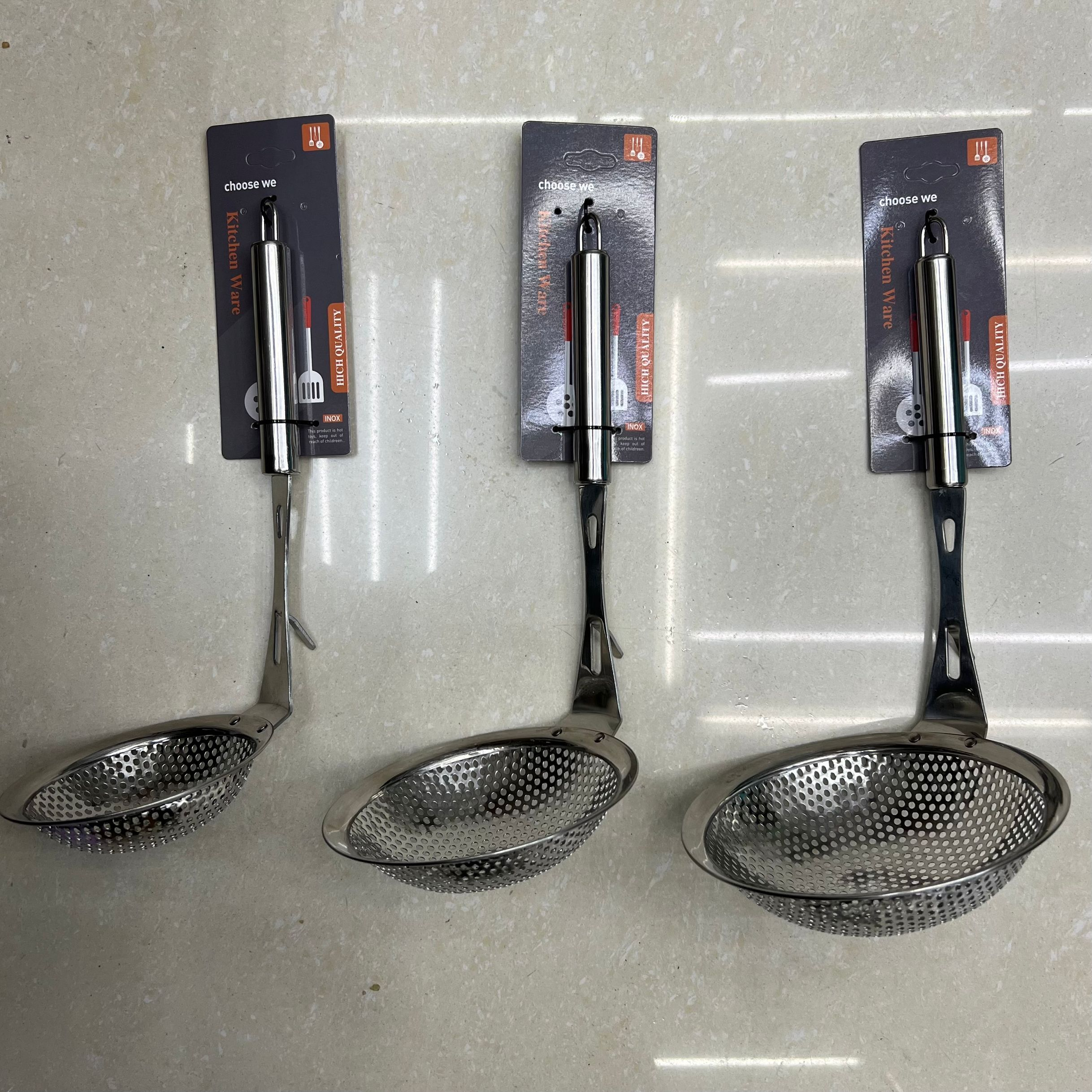 Stainless steel kitchen products 2.5 cm round steel handle punching hole hanging leakage